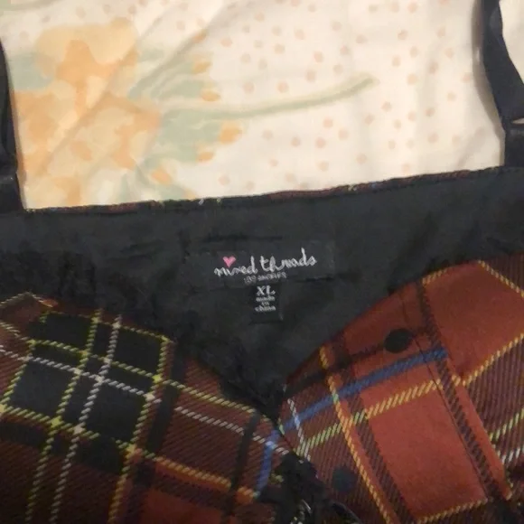 A cute crop top that is revealing - Picture 3 of 6